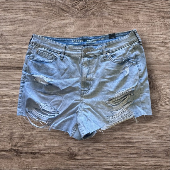 Torrid Feel The Fit Denim Shorts Women's Plus Size 16 Distressed Cutoff Pocket - Picture 2 of 16